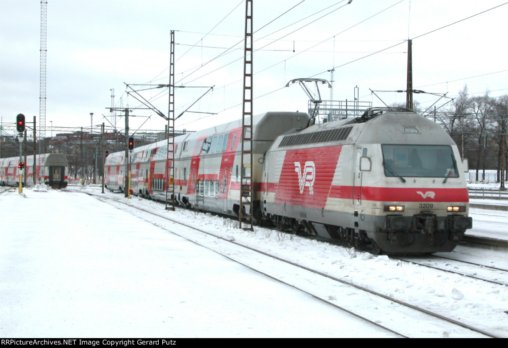 Two VR Trains Departing